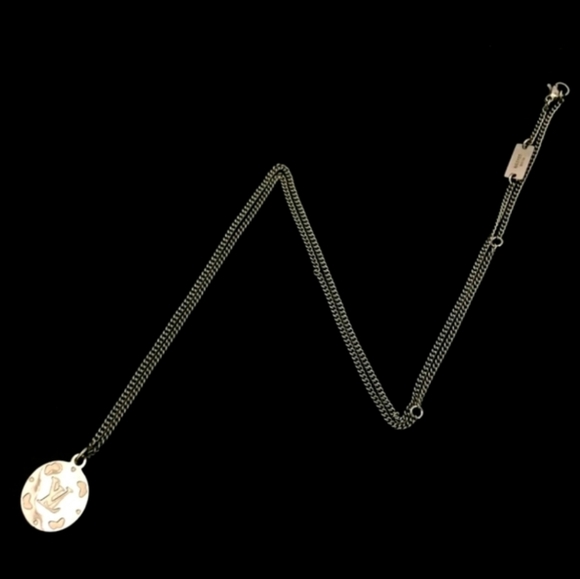 LOIUS VUITTON Lv PLATE SILVERTONE NECKLACE - Picture 12 of 12